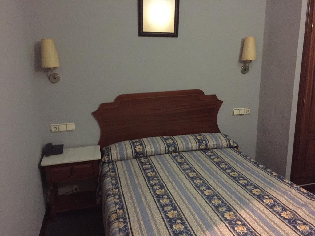 Hotel El Pilar à La Carlota Extérieur photo