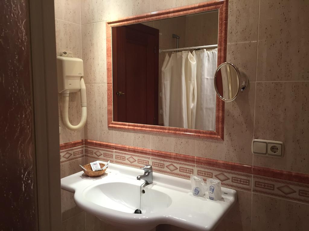 Hotel El Pilar à La Carlota Extérieur photo