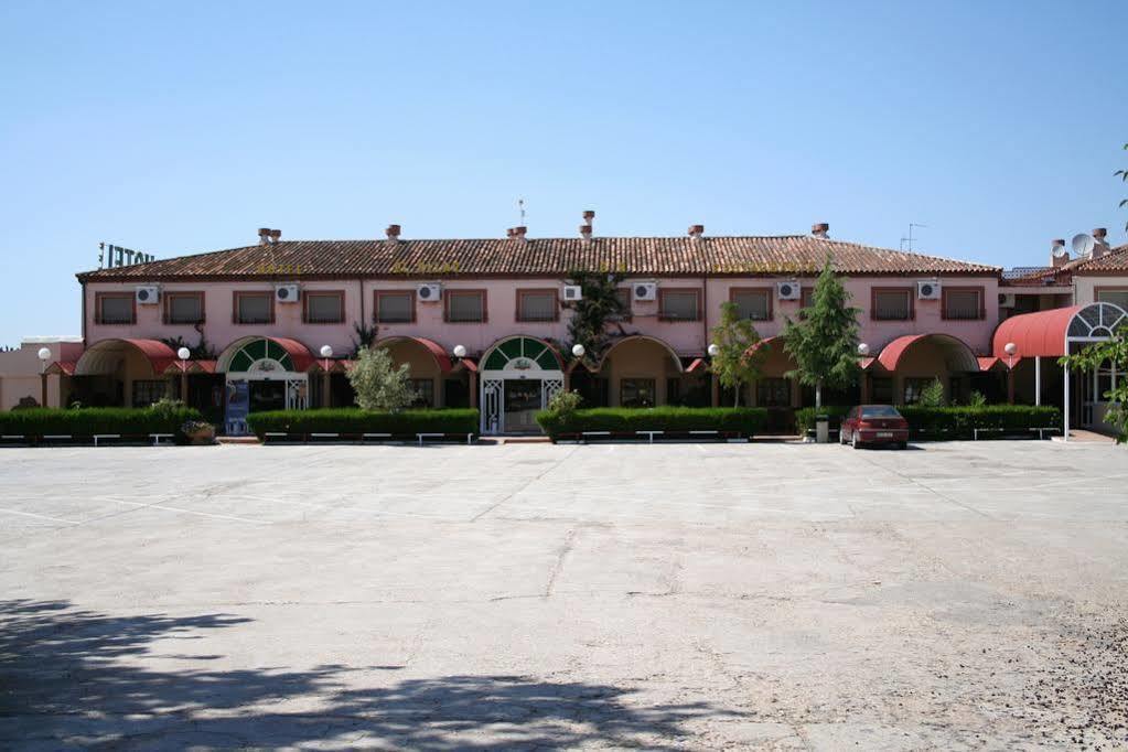 Hotel El Pilar à La Carlota Extérieur photo